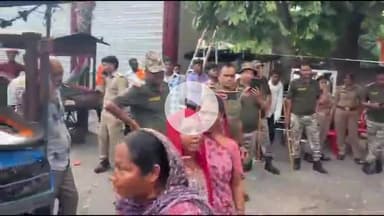 झांसी: मेडिकल कॉलेज गेट नंबर-1 के पास अतिक्रमण दस्ते ने फुटपाथ पर लगे ठेले हटाने के दौरान दुकानदारों के साथ की कहा-सुनी