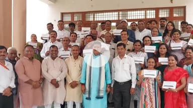 कोल: सांसद सतीश गौतम ने कलैक्ट्रेट में प्रधानाचार्यों को टैबलेट प्रदान किए