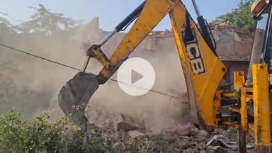 चूरू: रेलवे स्टेशन के पास अतिक्रमण पर नगर परिषद ने चलाया बुलडोजर, चुंगी नाका के जर्जर भवन को किया ध्वस्त