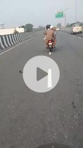 Nh 24 पिलखुवा छिज़ारसी टोल टैक्स के पास के नजदीक ट्रिपल राइडिंग पर यात्रा करते हुए बहुत ही तेज स्पीड से बाइक चल रही है।