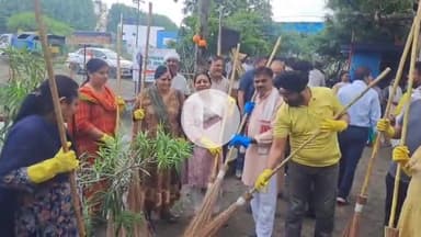 खंडवा नगर: पद्माकुंड, नए बस स्टैंड पर महापौर व ज़िला अध्यक्ष सहित जनप्रतिनिधियों ने सेवा पखवाड़ा के अंतर्गत सफाई अभियान में लिया भाग