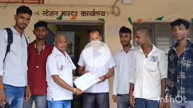 सुपौल: युवा कांग्रेस सुपौल ने गढ़ बरूआरी रेलवे स्टेशन पर रेल अधीक्षक को दो सूत्री मांगों का ज्ञापन सौंपा