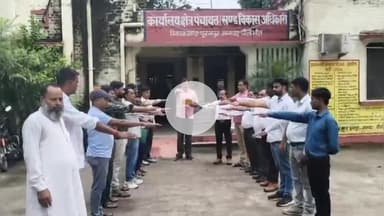 पूरनपुर: ब्लॉक परिसर में स्वच्छता अभियान के तहत कर्मचारियों को बीडीओ ने दिलाई शपथ