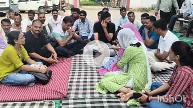 दौसा: ट्रेनी SI राजेंद्र सैनी की मौत के बाद 26 घंटे से जिला अस्पताल में धरना जारी, दौसा विधायक भी पहुंचे धरना स्थल