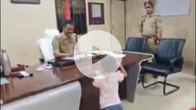 मंझनपुर: महिला के साथ मंझनपुर कार्यालय पहुंची बच्ची को एसपी ने दिया चॉकलेट, छोटे बच्चों के प्रति दिखा प्रेमभाव, एसपी की सराहना