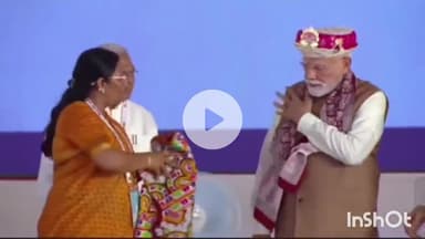 धार: धार दौरे पर प्रधानमंत्री का सांसद सावित्री ठाकुर ने पगड़ी पहनाकर किया स्वागत, माँ दुर्गा की प्रतिमा भेंट की