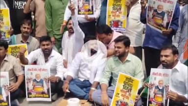 मथुरा: कांग्रेस युवा कार्यकर्ताओं ने पीएम के जन्मदिवस पर केक काटकर शहर के होली गेट पर मनाया बेरोजगार दिवस