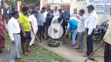 जैसीनगर: जैसीनगर में जनप्रतिनिधियों और अधिकारियों ने हाथों में थामी झाड़ू, सड़कों पर लगाई झाड़ू, स्वच्छता की ली शपथ