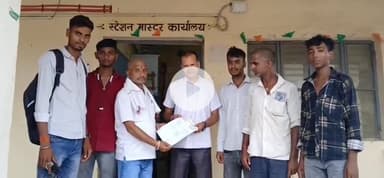 सुपौल: युवा कांग्रेस ने रेल प्रशासन को सौंपा ज्ञापन, मांगें पूरी न होने पर रेल चक्का जाम की चेतावनी