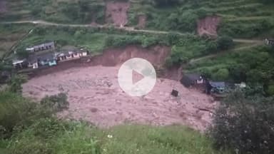 घाट: नंदानगर के धूर्मा गांव में देर रात बारिश ने मचाया कहर, 4-5 आवासीय भवन क्षतिग्रस्त, वाहन भी आए मलबे की चपेट में