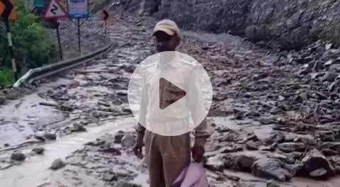 नंदप्रयाग: नंदप्रयाग के पास बद्रीनाथ राष्ट्रीय राजमार्ग भारी बारिश से मलबा आने के कारण अवरुद्ध, आवागमन में हो रही परेशानी