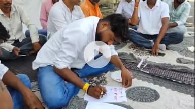 झालरापाटन: मिनी सचिवालय के सामने पिपलोदी हादसे के पीड़ितों को न्याय की मांग को लेकर अनशन पर बैठे युवकों ने खून से लिखा पत्र