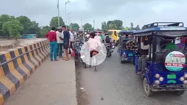 शाहजहांपुर: गर्रा नदी में एक महिला ने फिर लगाई छलांग, मचा हड़कंप, तलाश जारी