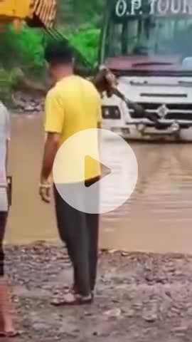 बद्दी: देर रात हुई भारी बारिश के कारण सड़क पर फंस गई बस, लगा लंबा जाम