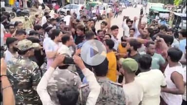 गिरिडीह: गिरिडीह हुट्टी बाजार में बिजली संकट से गुस्साए ग्रामीणों ने सड़क जाम कर बिजली विभाग के खिलाफ किया प्रदर्शन