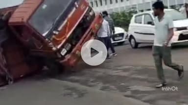 महू गांव के शांति नगर चौराहे पर आईसर वाहन पलटा, कोई जनहानि नहीं