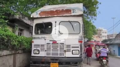 बारुन: सिरिस मोड़ के समीप मवेशियों से लदा कन्टेनर पकड़ा गया, दो लोग हुए गिरफ्तार