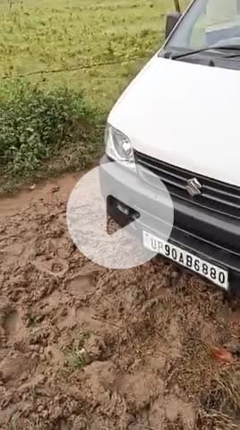 बैलाही बाजार वाली रास्ता पलानी डेरा के रास्ता का हाल कितना कीचड़ भरा हुआ है और गाड़ी फंस चुकी है