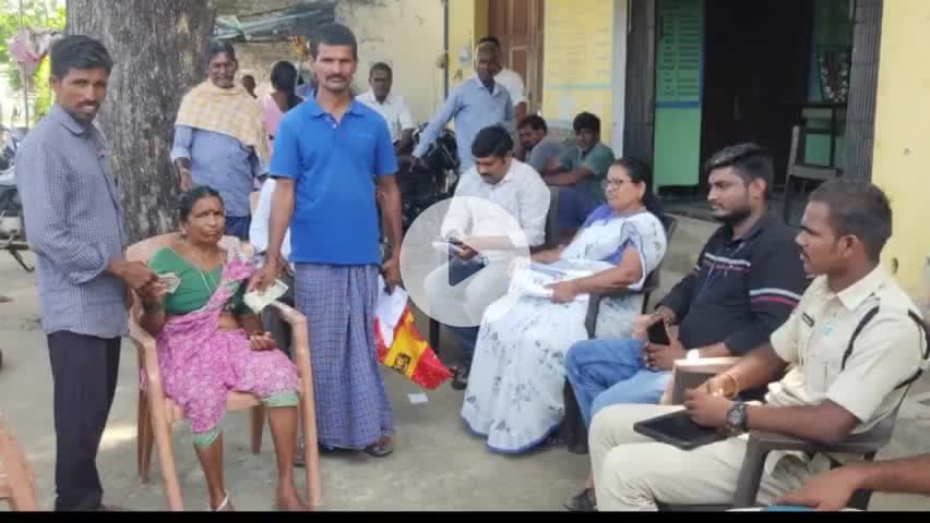వీణవంక: బెతిగల్ గ్రామంలో జిల్లా కలెక్టర్ ఆదేశాలతో రాయమల్లు చేన్నమ్మ దంపతులను పోషించాలని కుమారులకు కౌన్సిలింగ్ ఇచ్చిన అడికారులు
