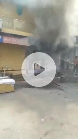 #सर्राफा_बाजार_मे
#दुकान_मे_आग_लगने_मचा_हडकंप

#भरतपुर। शहर के सराफा बाजार की एक दुकान में भीषण आग लग जाने से अफरातफरी