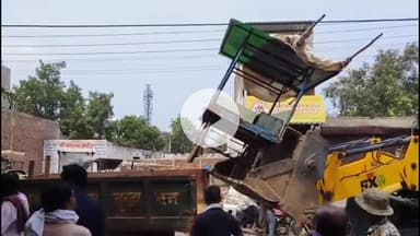 मथुरा: नगर निगम मथुरा वृंदावन ने सौख रोड पर अतिक्रमण के खिलाफ चलाया पीला पंजा, मची खलबली, निगम ने की कार्रवाई