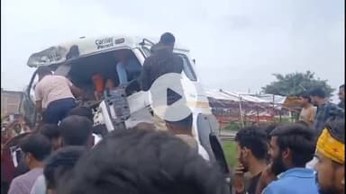 चौपारण: महुदी  वारा कट के पास दो वाहन आपस में टकराया, एक एक चालक गंभीर