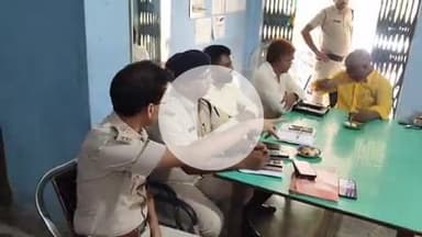 झाझा: झाझा थाना में दुर्गापूजा को लेकर पुलिस प्रशासन ने पूजा कमेटी व बुद्धिजीवियों के बीच की शांति समिति की बैठक