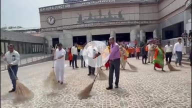 मथुरा: मथुरा जंक्शन पर चलाया गया सफाई अभियान
