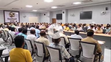 इटावा: आगामी त्यौहारों को लेकर डीएम और एसपी की मौजूदगी में कलेक्ट्रेट परिसर में पुजारी व धर्म गुरुओं के साथ बैठक हुई