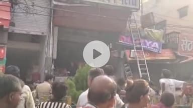 झांसी: बड़ा बाजार स्थित एक बर्तन की दुकान में लगी आग, एक कर्मचारी झुलसा, फायर ब्रिगेड की दो गाड़ियों ने पाया आग पर काबू