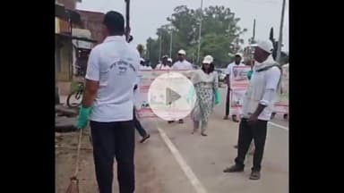 मंझनपुर: प्रधानमंत्री के जन्मदिवस पर सेवा पखवाड़ा, मंझनपुर में नगर पालिका अध्यक्ष और ईओ ने झाड़ू लगाकर दिया स्वच्छता का संदेश