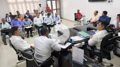 कोल: बरसात के बाद गड्ढा मुक्त सड़कों के लिए डीएम ने विभागों के साथ की बैठक