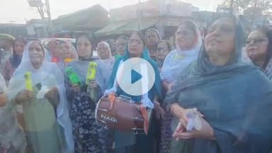 रामपुर: रेलवे स्टेशन पर विधायक आकाश सक्सेना ने पंजाब बाढ़ पीड़ितों के लिए राहत सामग्री के जत्थे को हरी झंडी दिखाकर रवाना किया