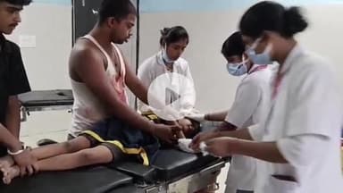 आरा: बड़की सनदिया के समीप स्कूल बस से उतरकर सड़क पार कर रही बच्ची को अज्ञात वाहन ने टक्कर मारकर गंभीर रूप से जख्मी किया