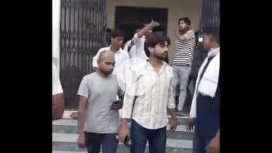 मंझनपुर: टेंवा स्थित पोस्टमार्टम हाउस में हंगामा, स्टाफ पर वसूली का आरोप, डॉक्टर के देर आने से भड़के परिजन