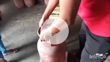 पलिया: भीरा कस्बे में एक गैस एजेंसी के गोदाम पर सील बंद सिलेंडर से निकली कम गैस, उपभोक्ताओं ने किया विरोध, वीडियो हुआ वायरल