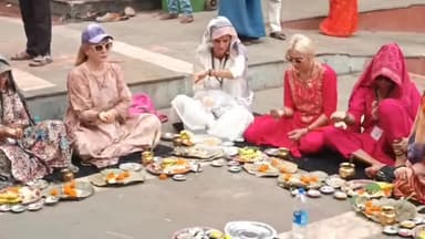 गयाजी के अक्षयवट वेदी पर पितृपक्ष के अवसर पर रूस,यूक्रेन सहित कई अन्य देशों से आये विदेशी श्रद्धालुओं ने किया पिंडदान।