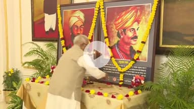 हुज़ूर: भोपाल: राज्यपाल मंगुभाई पटेल ने राजभवन में राजा शंकरशाह कुंवर रघुनाथशाह के बलिदान दिवस पर दी पुष्पांजलि