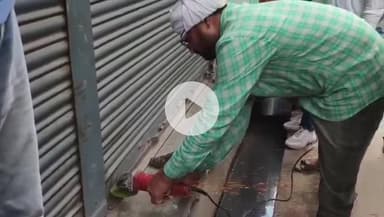 छिबरामऊ: पीपल वाली गली में एक महिला की दुकान पर दुकानदार ने किया था कब्जा, प्रशासन ने कराया मुक्त