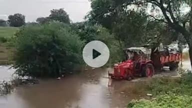 भोकरदन: पेरजापूर येथे मुख्य रस्त्यावर पावसाचे पाणी जीव मुठीत घेऊन करावी लागत आहे ग्रामस्थांना रहदारी