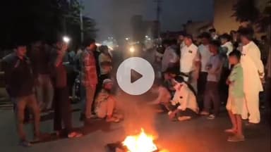 बीकानेर: शिवबाड़ी मंदिर के पास स्पीड़ ब्रेकर और बेरिकेड़ लगाने की मांग को लेकर स्थानीय निवासियों ने किया रास्ता जाम