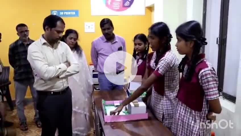 లింగాల ఘనపూర్: లింగాలఘనపూర్ లోని మాడల్ స్కూల్ ను ఇంచార్జ్ కలెక్టర్,DEO పింకేష్ కుమార్ గురువారం సందర్షించారు