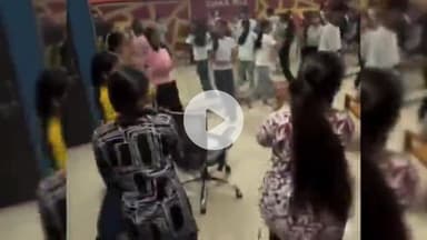 झाबुआ: झाबुआ नगर में लोकरंग द्वारा आयोजित निशुल्क गरबा रास कार्यशाला में बड़ी संख्या में बच्चे