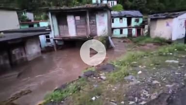 घाट: नंदानगर क्षेत्र में बादल फटने से रात एक बजे से मची अफरा-तफरी, लोग सड़कों पर, मकानों का नहीं पता, मोक्ष नदी उफान पर