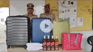 इटावा: रेलवे स्टेशन जंक्शन पर मगध एक्सप्रेस ट्रेन के एसी कोच से जीआरपी पुलिस ने चेकिंग के दौरान 54 शराब की बोतल बरामद की