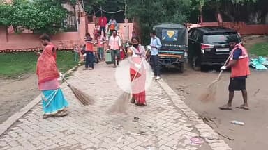 पितृपक्ष मेला केअवसर पर नगर निगम गयाजी द्वारा ब्रह्मयोनि में चलाया गया विशेष सफाई अभियान वार्ड 44के सफाईकर्मी हुए शामिल
