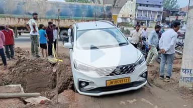 चौपारण: चौपारण मस्जिद के पास गड्ढे में फंसी कार, ताजपुर गली में लगा जाम