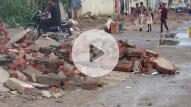 चौपारण: चौपारण ब्लॉक मोड़ पर रोड कंपनी की लापरवाही, ईंट का टुकड़ा बना दुर्घटना का कारण