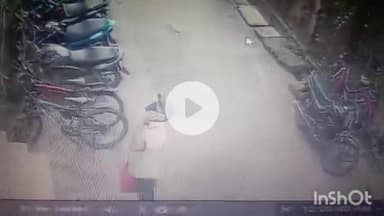 मुंगेर: बड़ी बाजार आईसीआईसीआई बैंक के पास से चोर ने साइकिल चुराई, सीसीटीवी वीडियो आया सामने