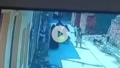 मुज़फ्फरनगर: छेड़छाड़ का विरोध करना पड़ा भारी, युवक ने बीच सड़क पर बरसाए थप्पड़, CCTV में कैद हुई हैवानियत, पुलिस ने दर्ज किया मुकदमा